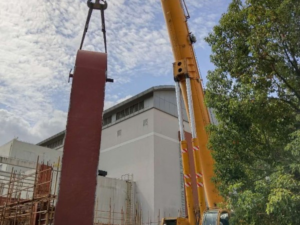 上海浩兵搬運爲上海交大進(jìn)行大型設備吊裝